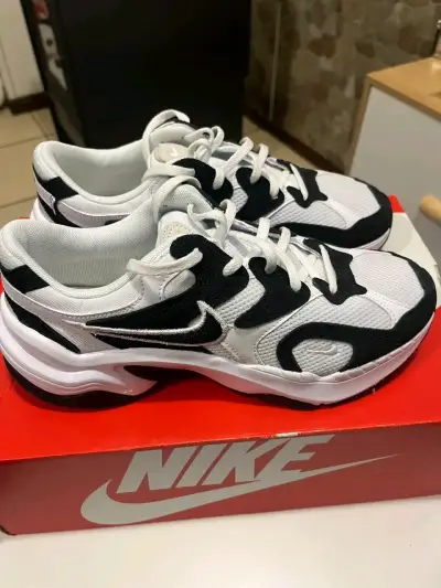 Zapatillas deportivas Nike blancas y negras - miniatura 1