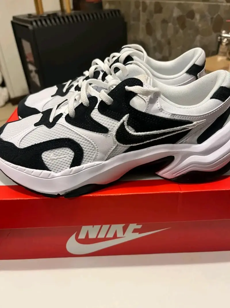 Zapatillas deportivas Nike blancas y negras - 4