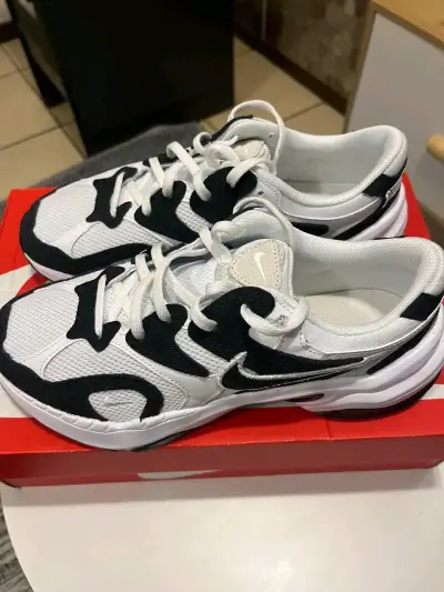 Zapatillas deportivas Nike blancas y negras - miniatura 5