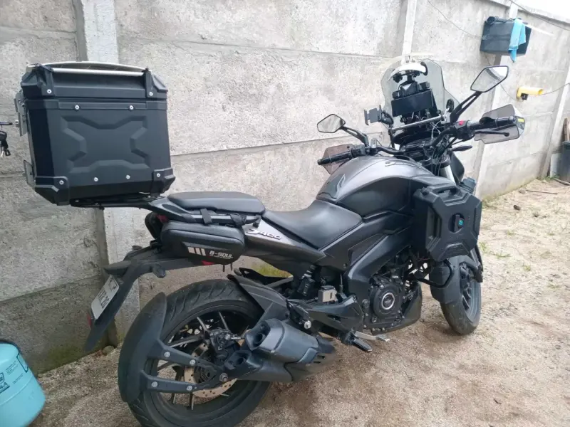 Moto touring con maletero y parabrisas - 1