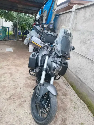 Moto touring con maletero y parabrisas - miniatura 2