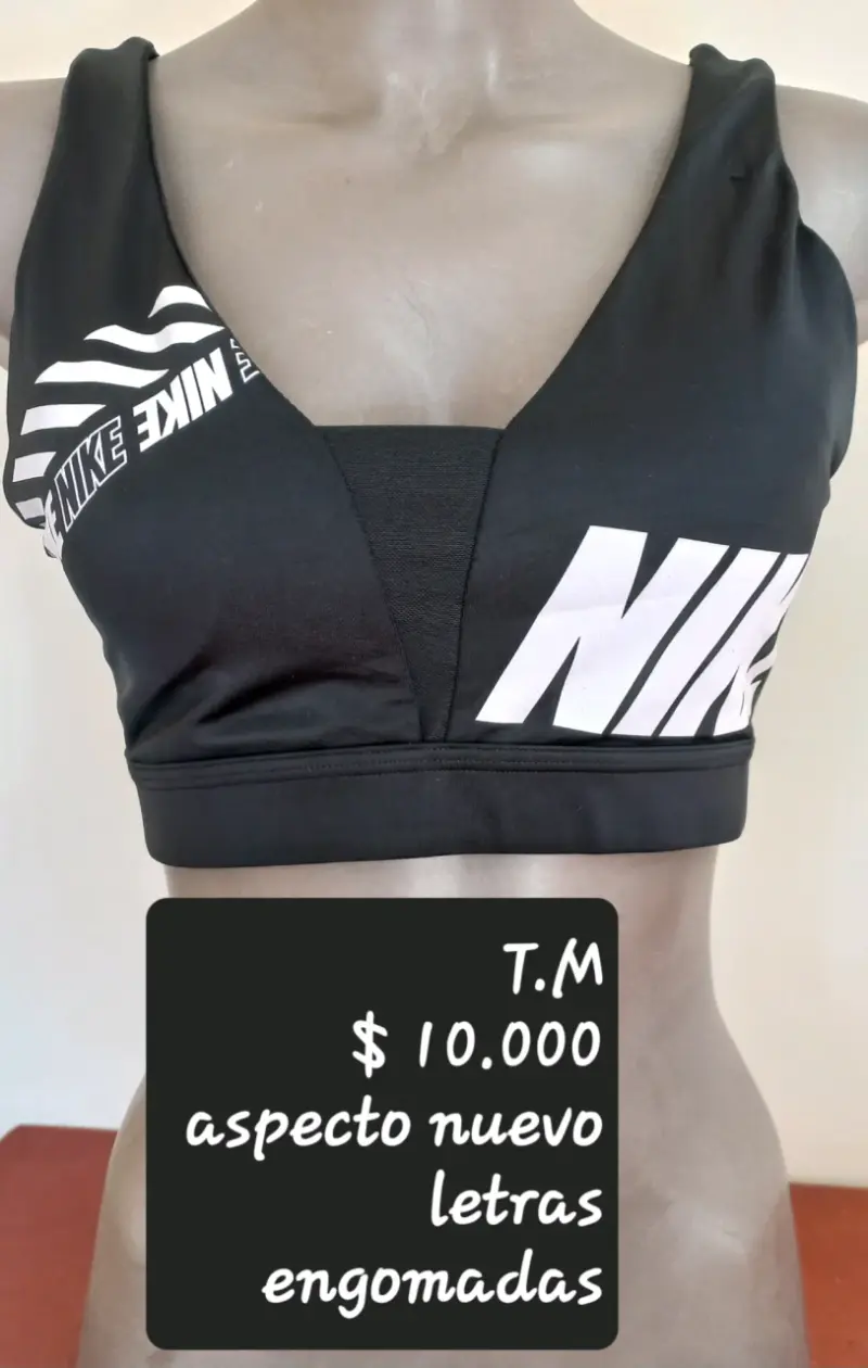 Top deportivo negro Nike con letras engomadas