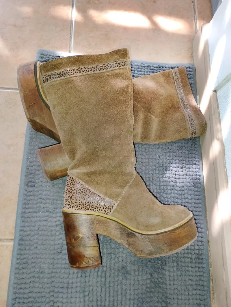 Botas de gamuza con tacón alto y diseño animal print - 1