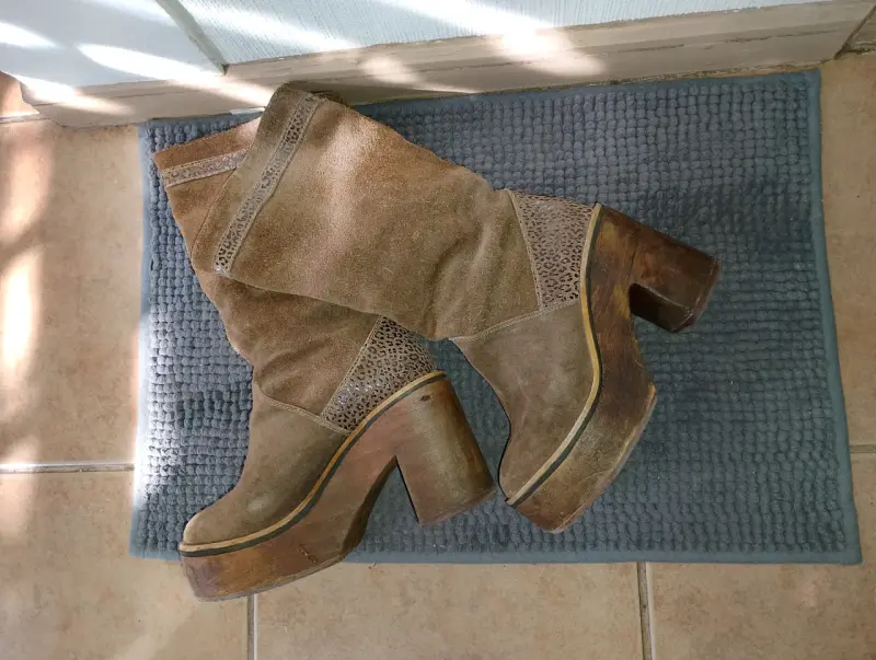 Botas de gamuza con tacón alto y diseño animal print - 2