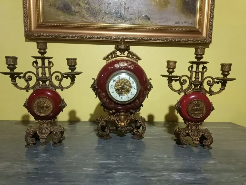 Reloj de Mesa Antiguo con Candelabros Decorativos - 1