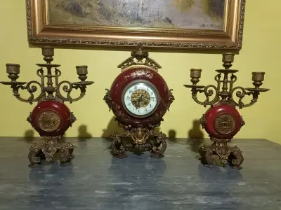 Reloj de Mesa Antiguo con Candelabros Decorativos - miniatura 1