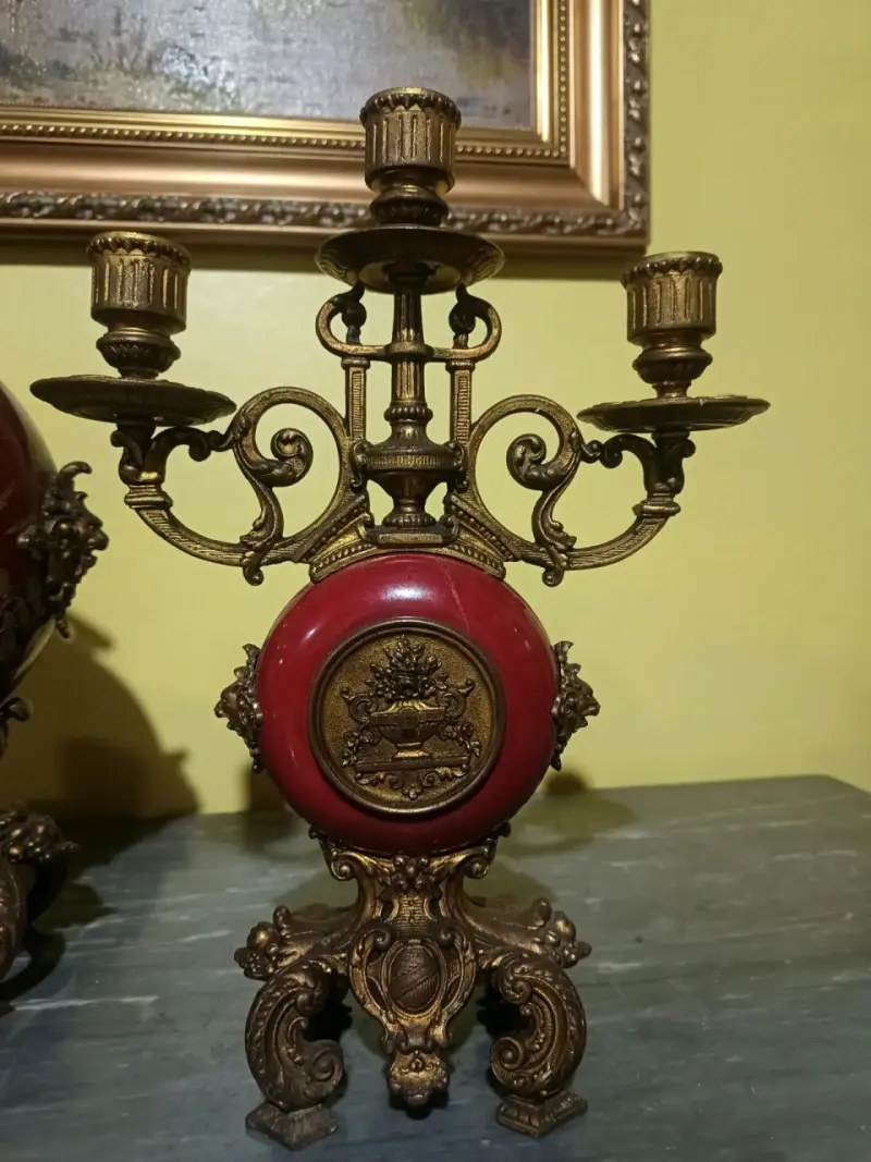 Reloj de Mesa Antiguo con Candelabros Decorativos - 2