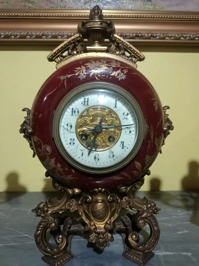 Reloj de Mesa Antiguo con Candelabros Decorativos - 3