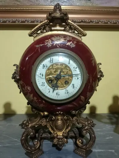 Reloj de Mesa Antiguo con Candelabros Decorativos - miniatura 3