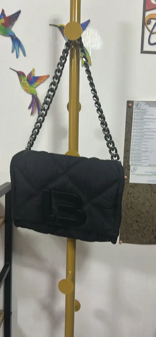 Cartera negra con cadena metálica - 1