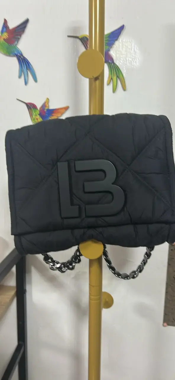 Cartera negra con cadena metálica - 2