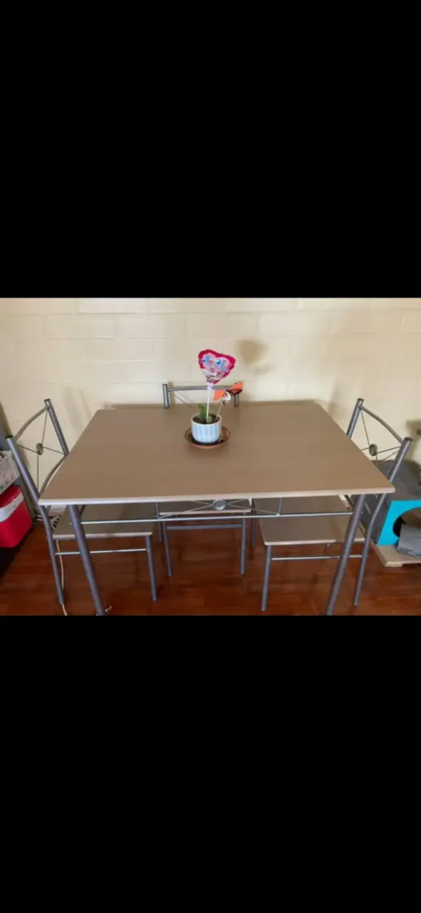 Juego de comedor con mesa y sillas de metal - 1