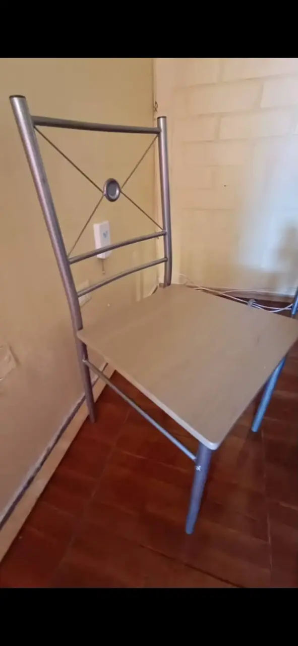 Juego de comedor con mesa y sillas de metal - 2