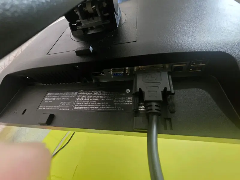 Monitor Dell 24 pulgadas con conexión VGA - 3