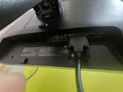 Monitor Dell 24 pulgadas con conexión VGA - miniatura 3