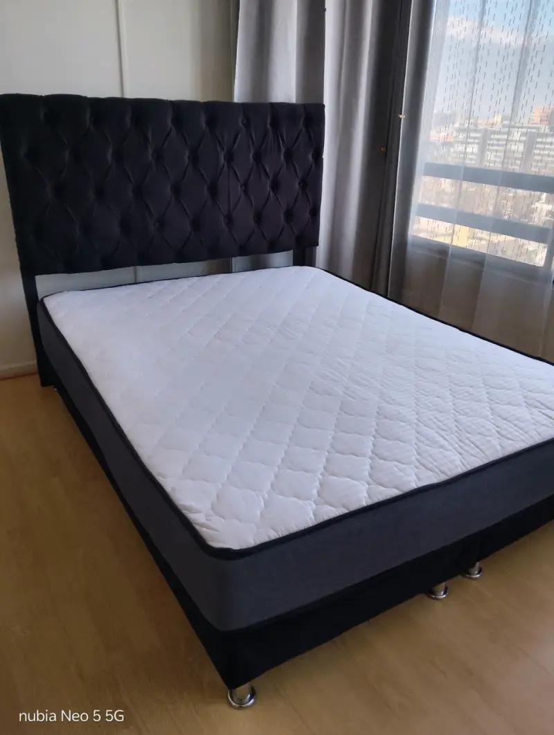 Cama matrimonial con cabecera acolchada negra - 1
