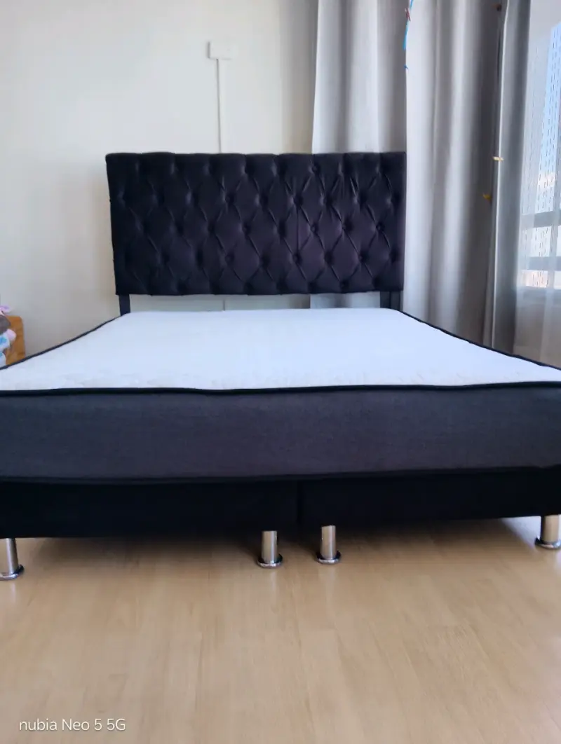 Cama matrimonial con cabecera acolchada negra - 2