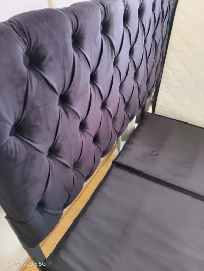 Cama matrimonial con cabecera acolchada negra - miniatura 4