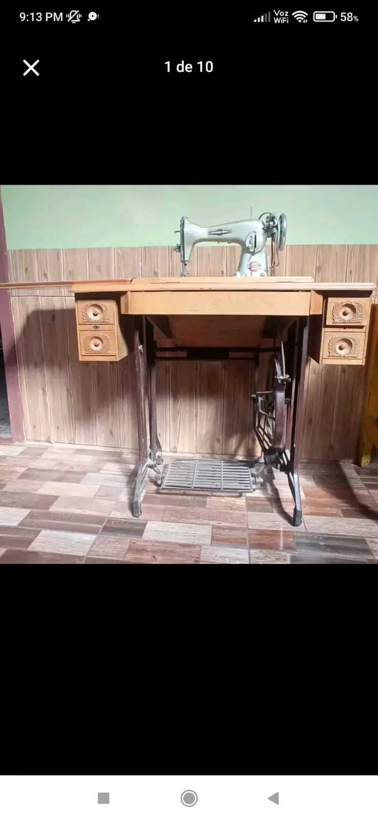 Máquina de Coser Antigua con Mueble