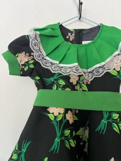 Vestido infantil floral negro y verde con encaje - miniatura 1