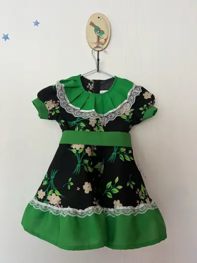 Vestido infantil floral negro y verde con encaje - miniatura 2