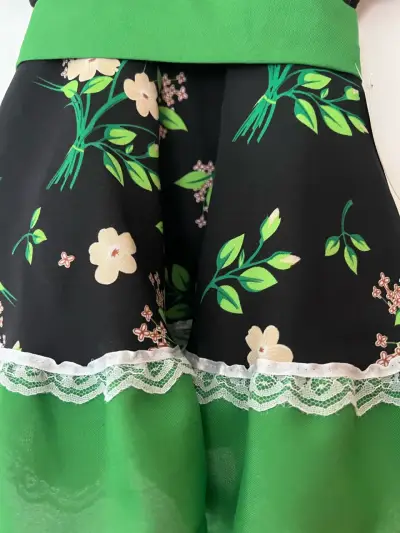 Vestido infantil floral negro y verde con encaje - miniatura 3