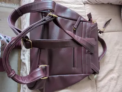 Mochila de cuero sintético burdeos con detalles dorados - miniatura 1
