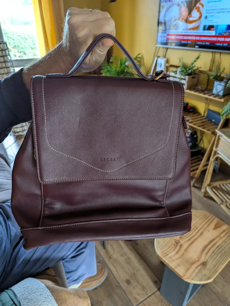 Mochila de cuero sintético burdeos con detalles dorados - 2