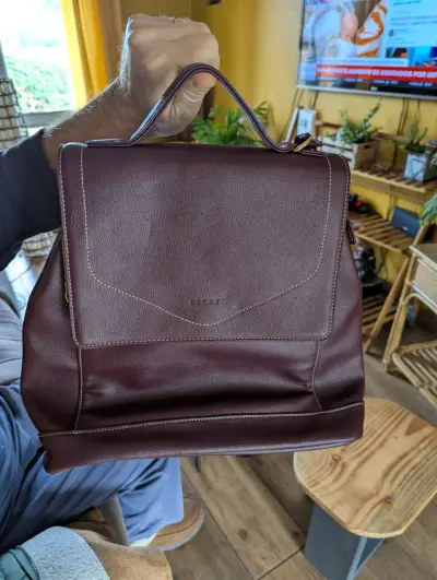 Mochila de cuero sintético burdeos con detalles dorados - miniatura 2