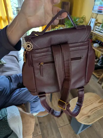 Mochila de cuero sintético burdeos con detalles dorados - miniatura 3