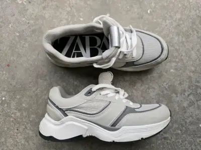 Zapatillas deportivas gris suave Zara para mujer - miniatura 1