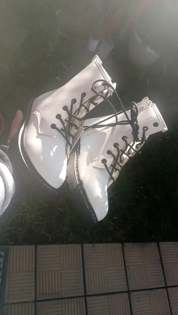 Botas blancas de cuero con cordones talla 38