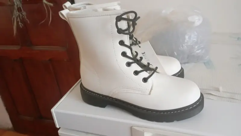 Botas blancas de cuero con cordones talla 38