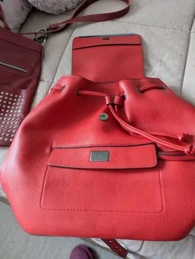 Mochila roja de cuero sintético elegante - miniatura 1