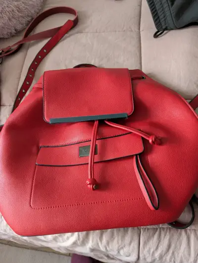 Mochila roja de cuero sintético elegante - miniatura 3