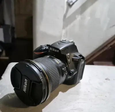 Cámara Nikon D5600 con lente 20mm - miniatura 1