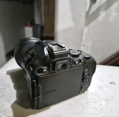 Cámara Nikon D5600 con lente 20mm - miniatura 2