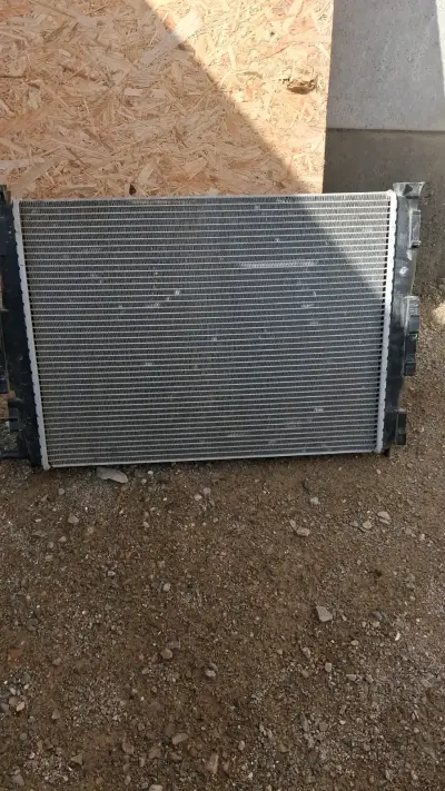 Radiador de auto con ventilador incluido - miniatura 1