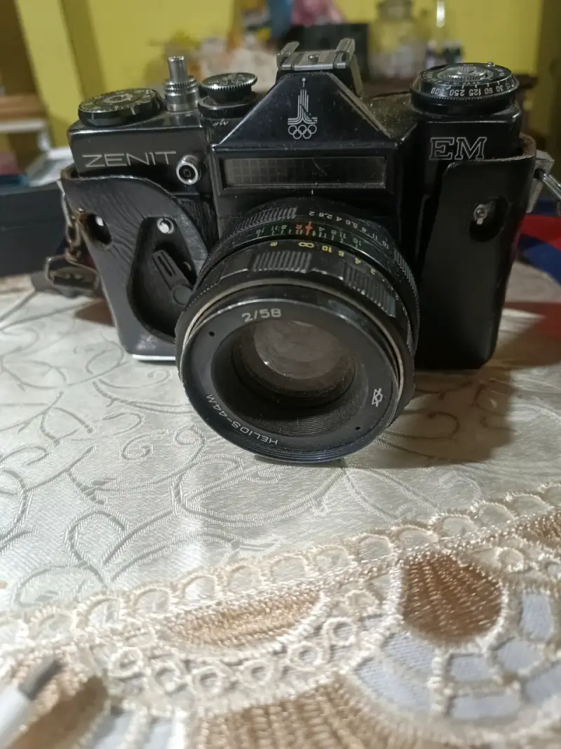 Cámara analógica Zenit EM con lente Helios