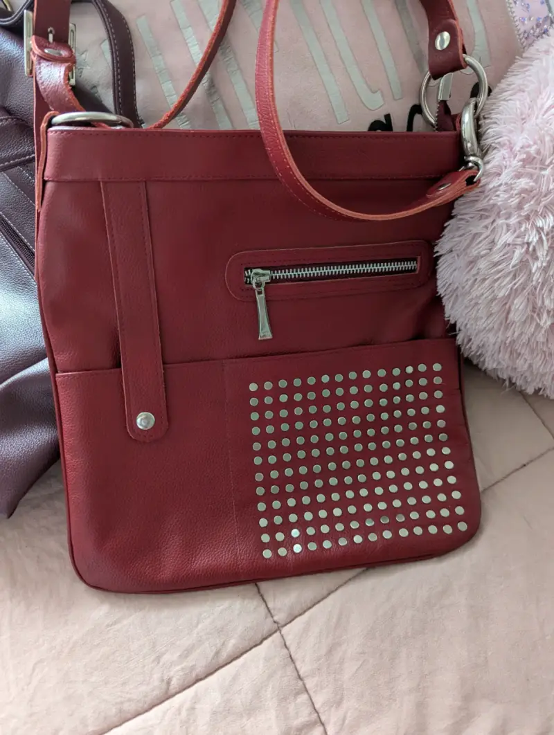 Cartera de cuero roja con tachas, cuero Argentino, - 1