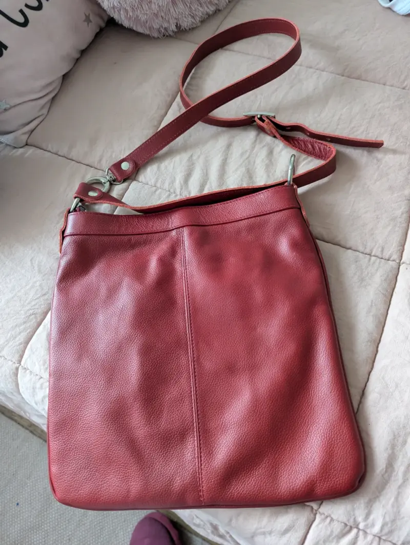 Cartera de cuero roja con tachas, cuero Argentino, - 2