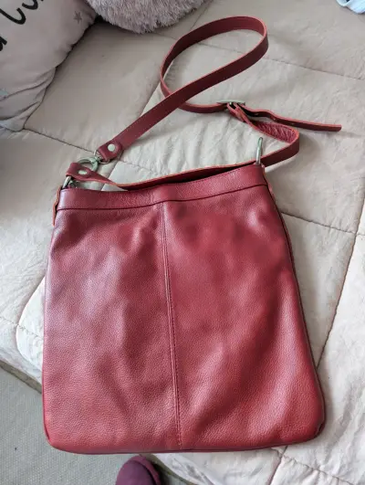 Cartera de cuero roja con tachas, cuero Argentino, - miniatura 2