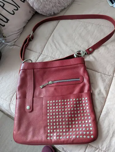 Cartera de cuero roja con tachas, cuero Argentino, - miniatura 3