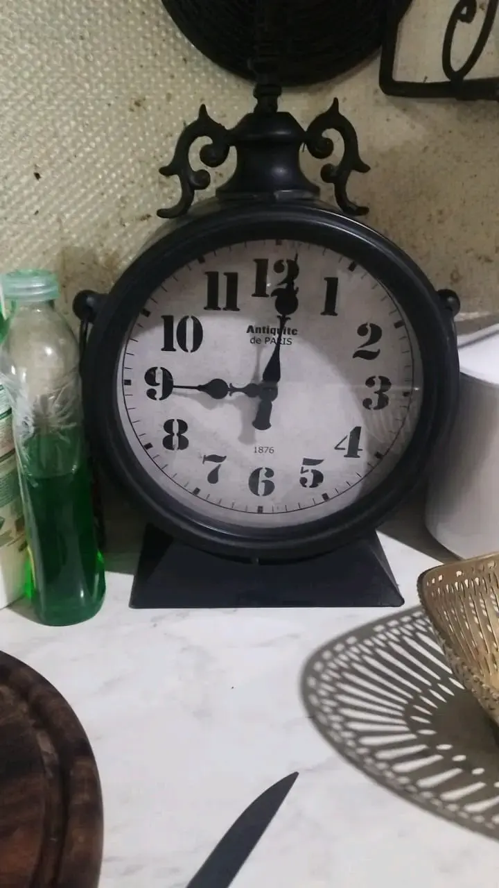 Reloj de mesa estilo vintage negro