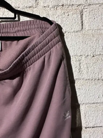 Pantalones deportivos Adidas color lila para mujer - miniatura 3