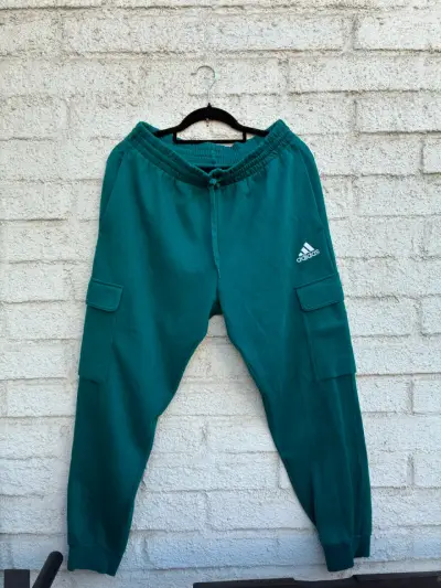 Pantalones deportivos verdes Adidas con bolsillos - miniatura 1