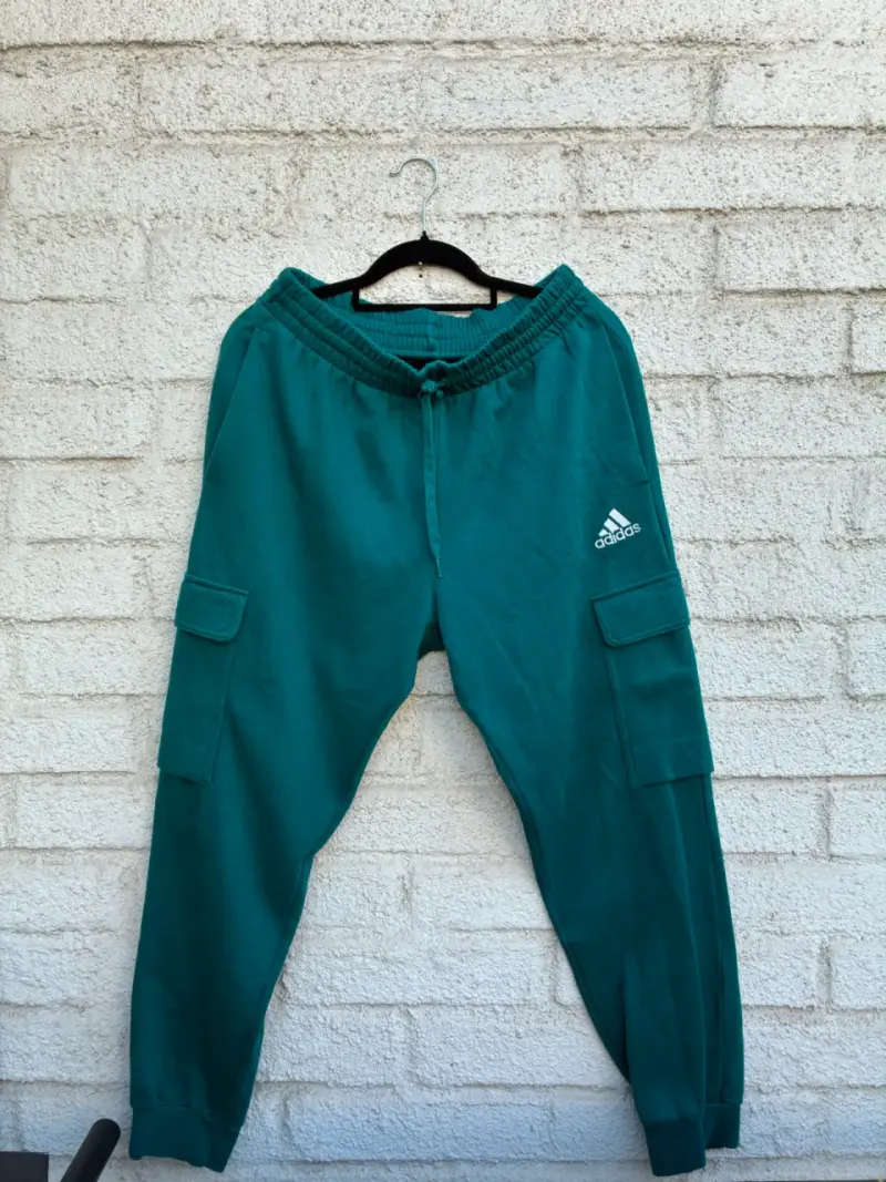 Pantalones deportivos verdes Adidas con bolsillos - 2