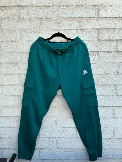 Pantalones deportivos verdes Adidas con bolsillos - miniatura 2