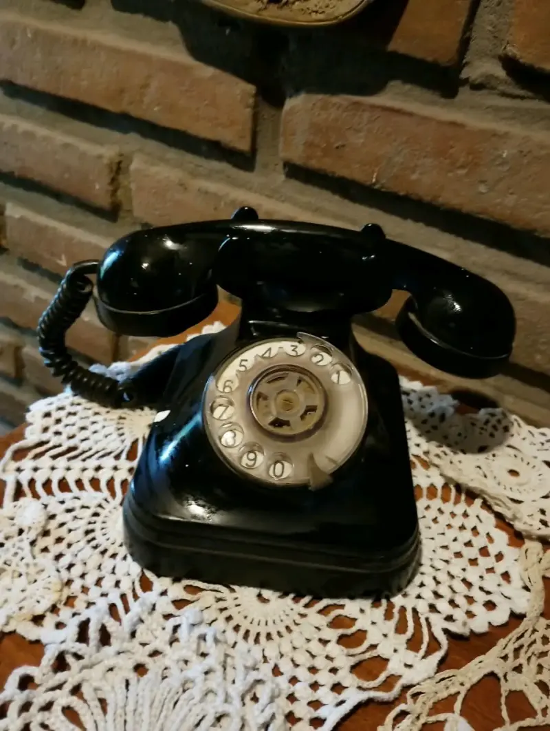 Teléfono antiguo de disco negro