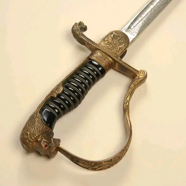 Espada antigua con empuñadura decorativa